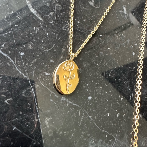 ROSE PEARL  ♡  Gold 18k plated Stainless Steel Necklace - Picture 9 of 9